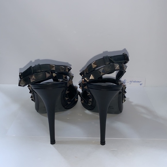 42 Valentino Garavani Noir Rockstud T-Strap Pump - Picture 7 of 16